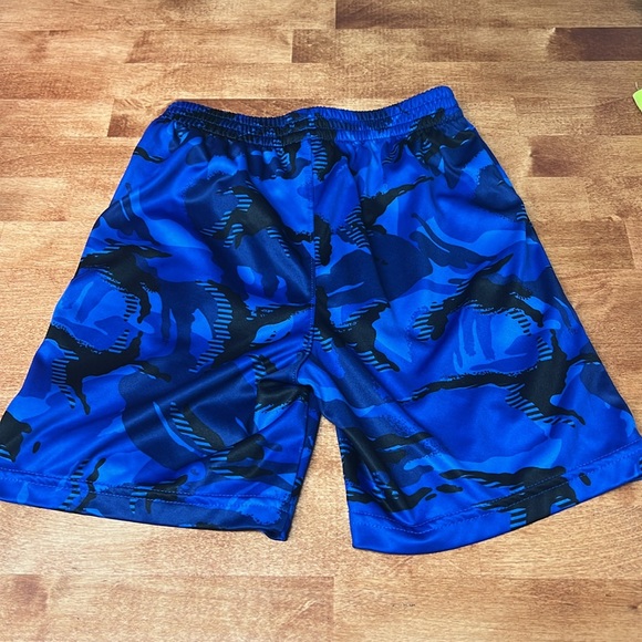 Adidas Boys size 6 Blue camo athletic shorts, like new condition - Picture 4 of 4